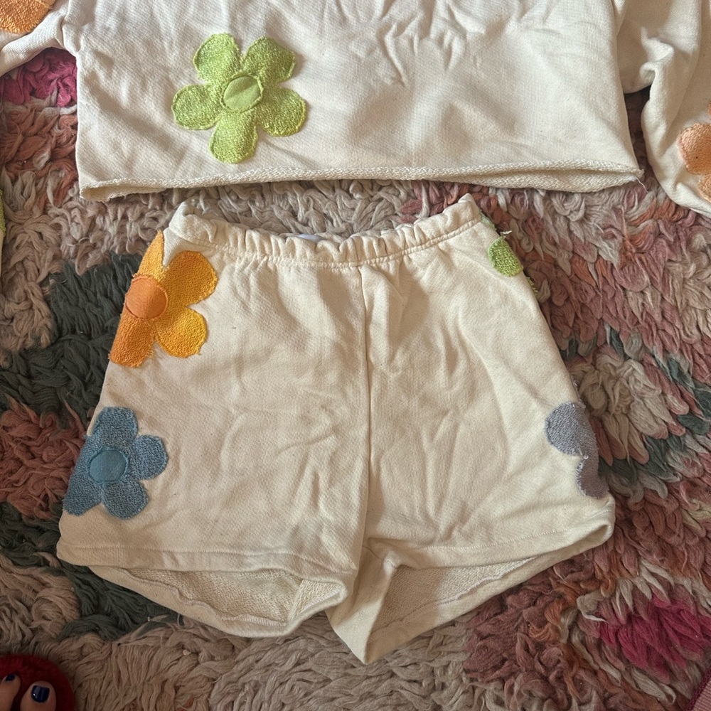 Colorful Flower Print Cropped Sweatshirt and Shorts Set - Picture 2 of 6